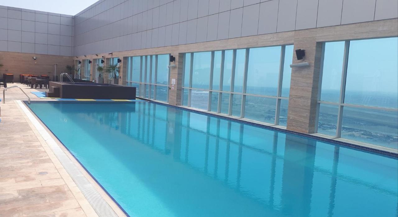 Royal M Hotel Fujairah By Gewan Zewnętrze zdjęcie The pool at the 360° Sky Lounge